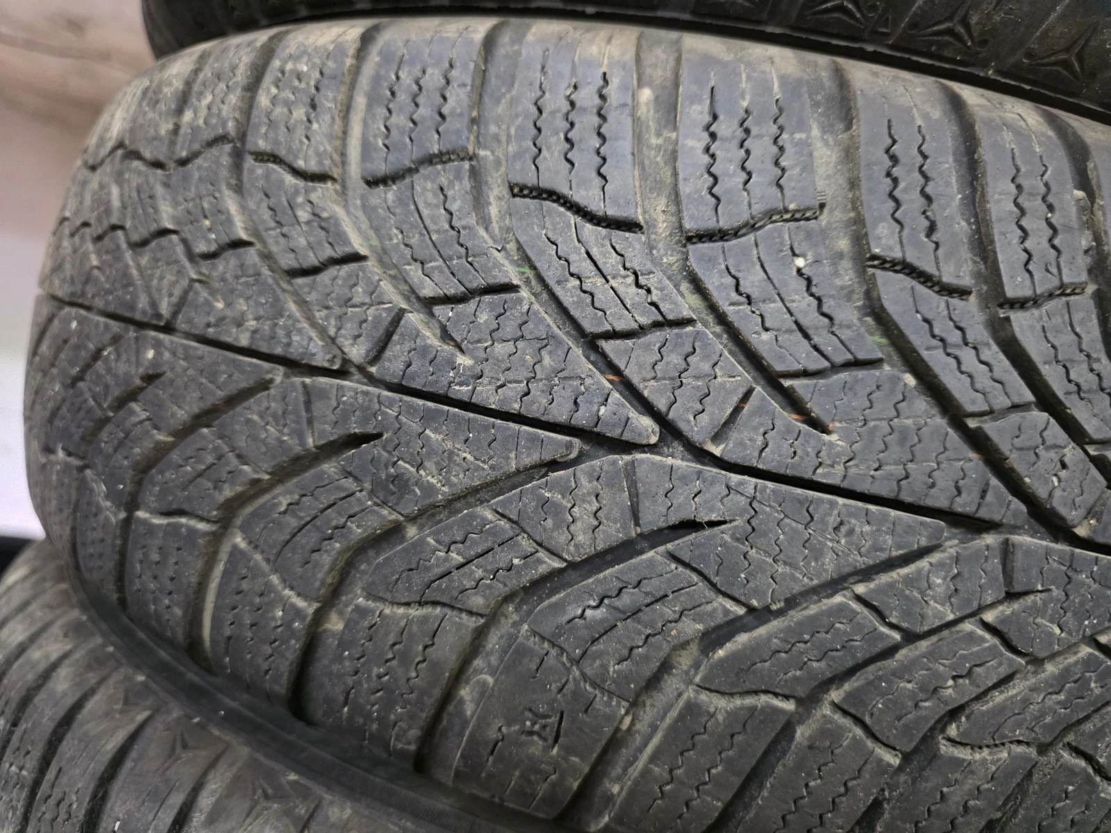 Гуми Зимни 185/60R15, снимка 2 - Гуми и джанти - 56716335