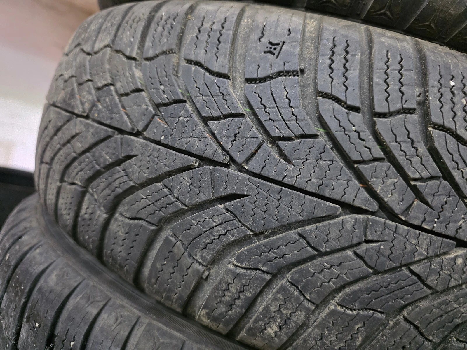 Гуми Зимни 185/60R15, снимка 3 - Гуми и джанти - 56716335