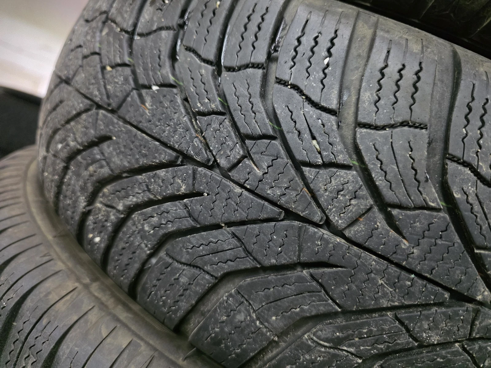 Гуми Зимни 185/60R15, снимка 4 - Гуми и джанти - 56716335