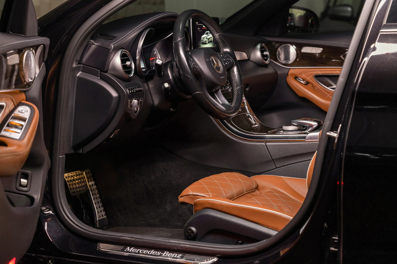 Mercedes-Benz C 450 AMG DISTRONIC * 4MATIC * Designo * Burmester - изображение 7