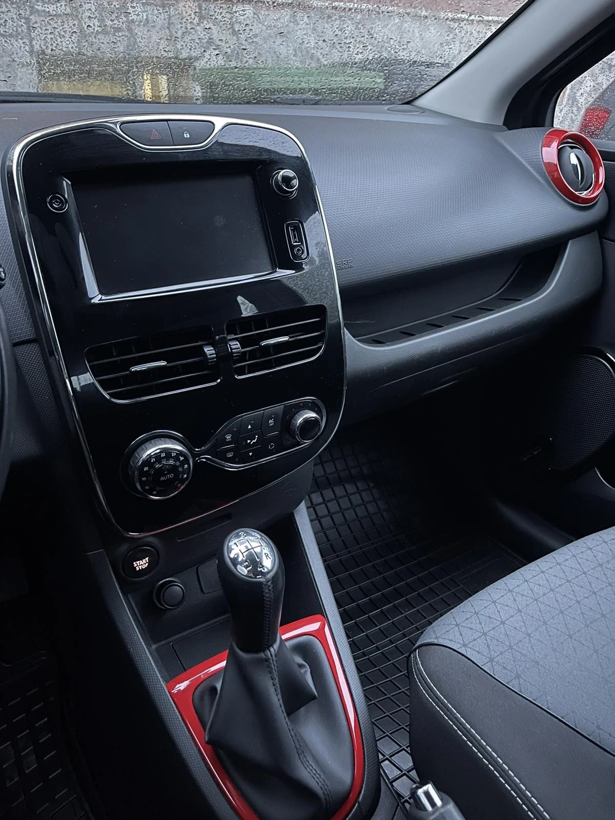 Renault Clio 0.9 turbo, снимка 10 - Автомобили и джипове - 53751317