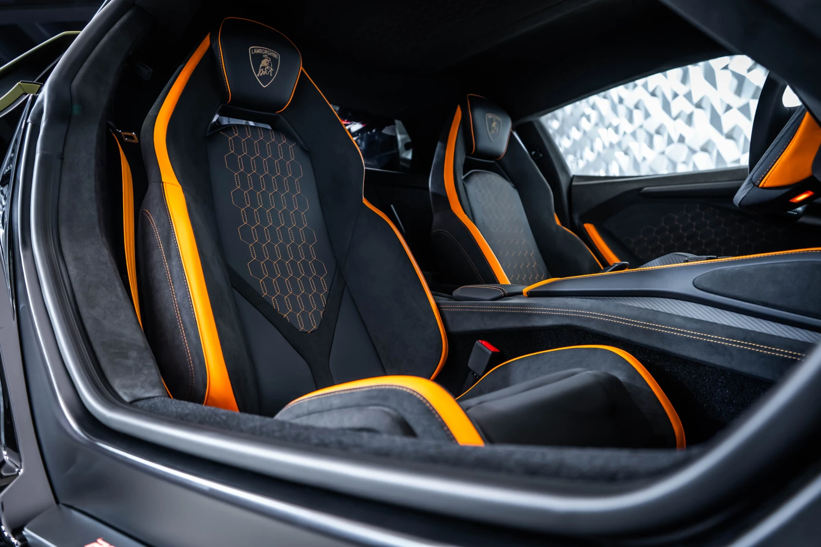 Lamborghini Revuelto Verde Gea* Carbon, снимка 15 - Автомобили и джипове - 54678571