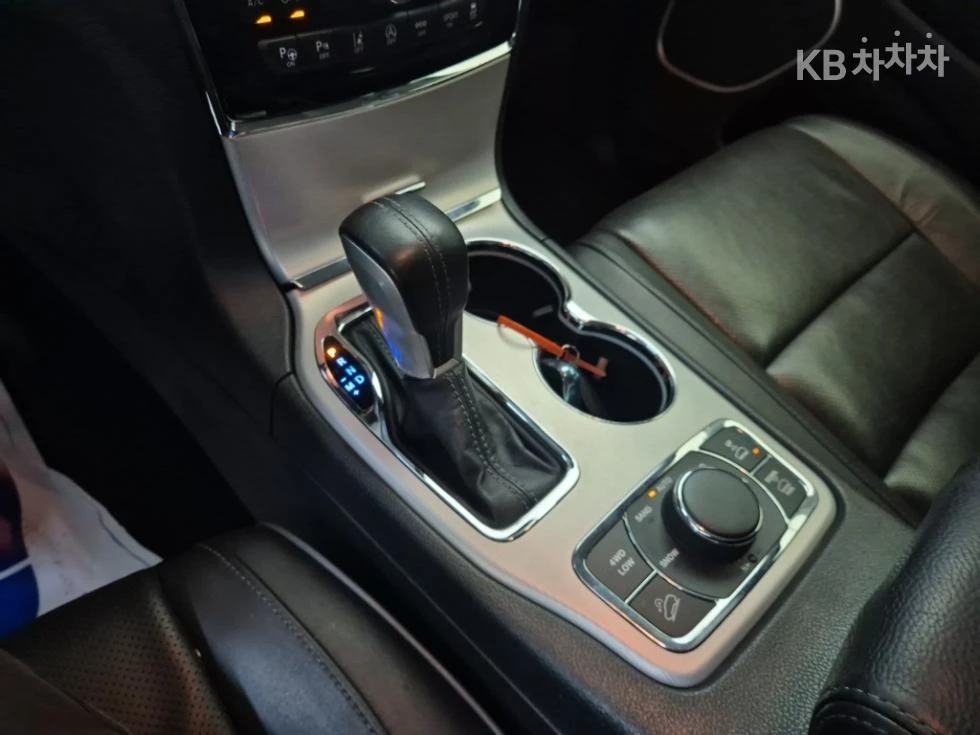 Jeep Grand cherokee 3.6 SUMMIT HARMON KARDON/PANORAMA/360CAM, снимка 8 - Автомобили и джипове - 55407487