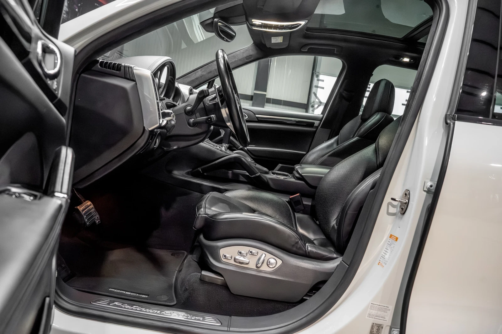 Porsche Cayenne 3.0D/Platinum Edition/GTS Pack/NAPPA, снимка 11 - Автомобили и джипове - 55623927
