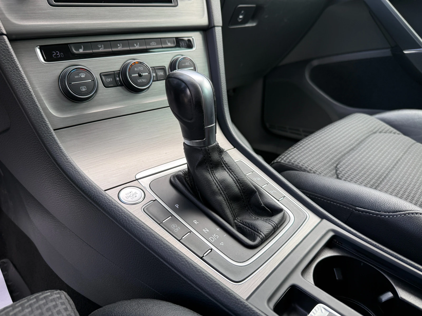VW Golf 1, 6tdi/Aвтоматик/Нави/ГАРАНЦИЯ, снимка 12 - Автомобили и джипове - 55030770