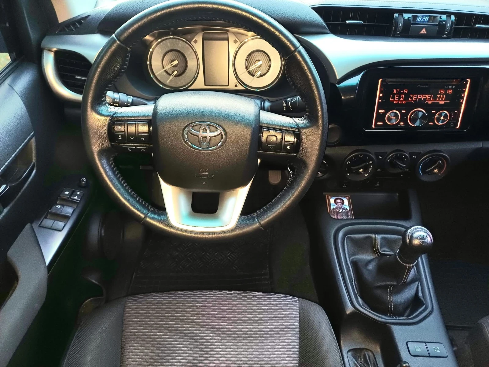 Toyota Hilux 99500KM, снимка 11 - Автомобили и джипове - 56376484