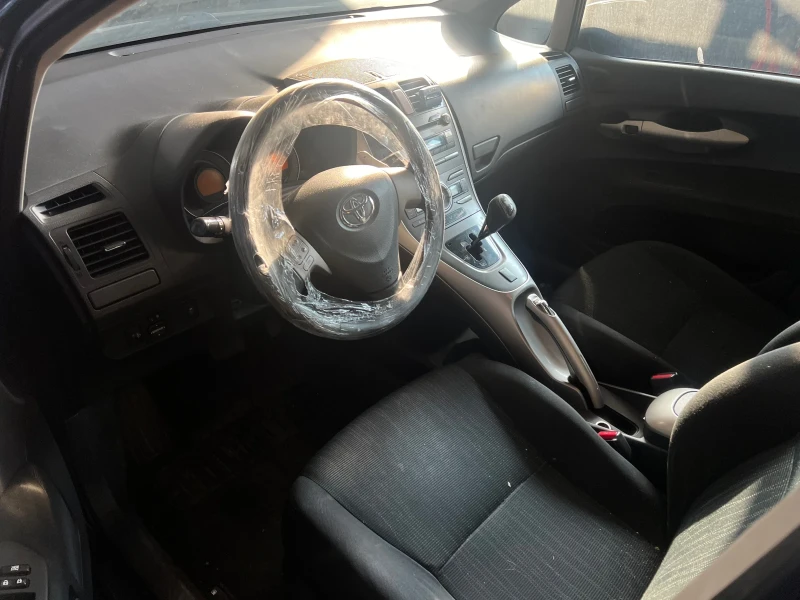 Toyota Auris 1.4D4D, снимка 6 - Автомобили и джипове - 47181847