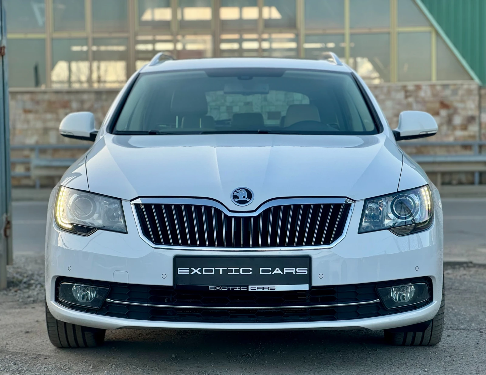 Skoda Superb 2.0 TDI 4x4 Laurin & Klement, снимка 2 - Автомобили и джипове - 53928571