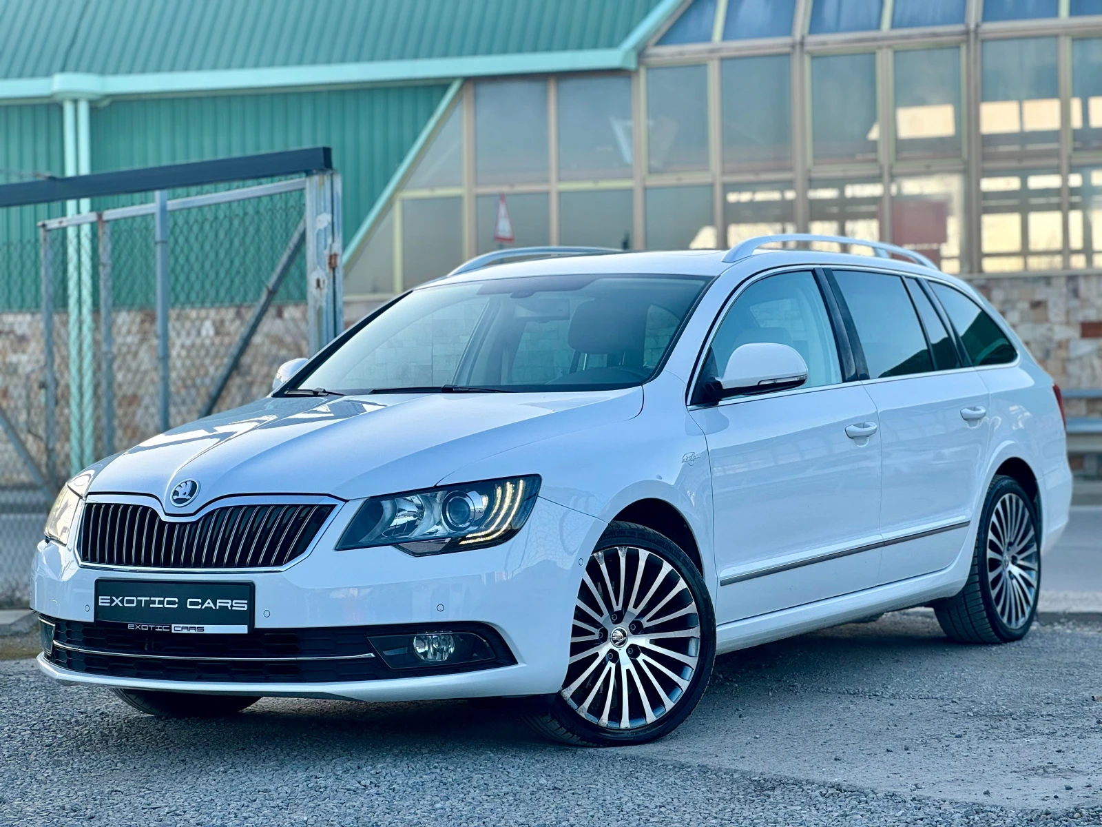 Skoda Superb 2.0 TDI 4x4 Laurin & Klement, снимка 3 - Автомобили и джипове - 53928571