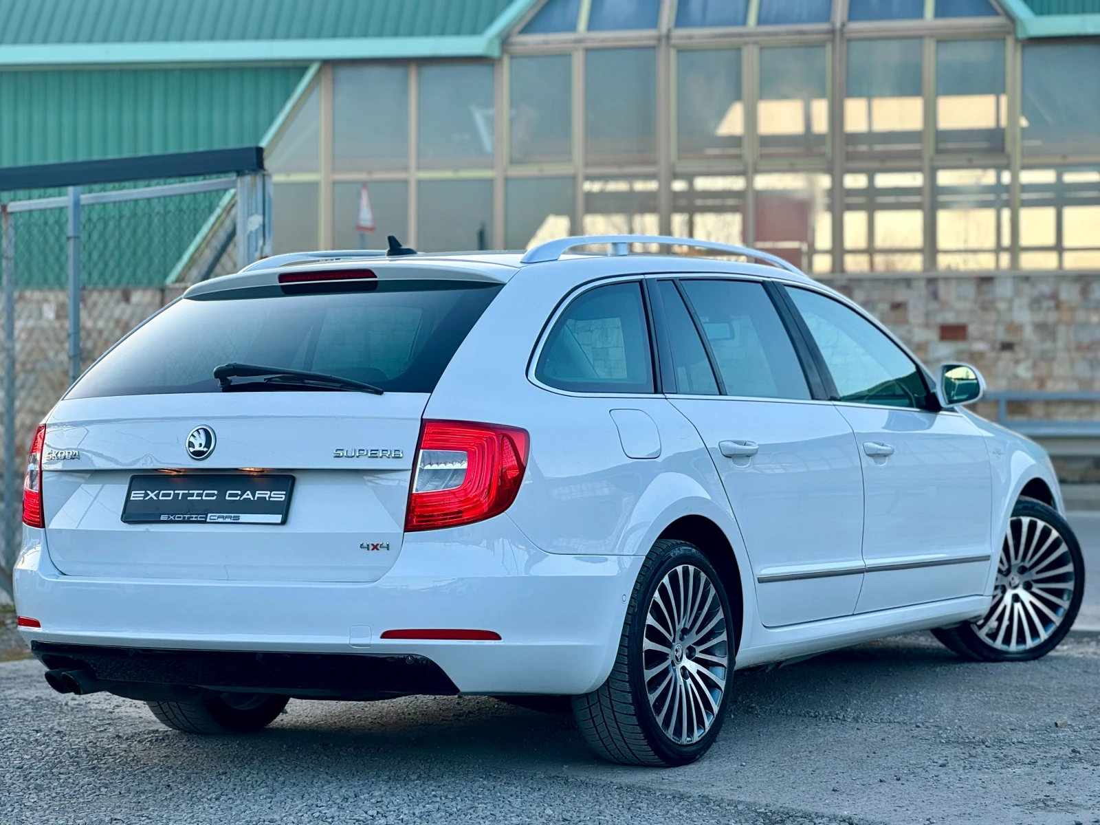 Skoda Superb 2.0 TDI 4x4 Laurin & Klement, снимка 4 - Автомобили и джипове - 53928571