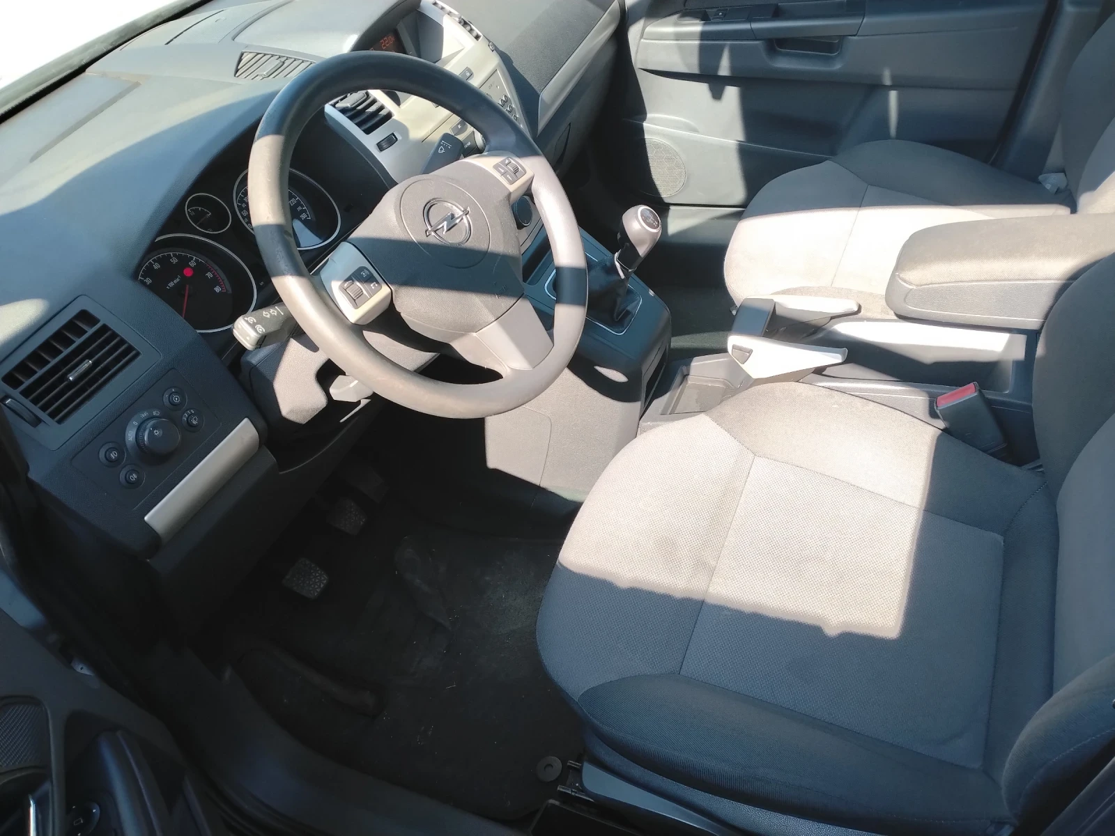 Opel Zafira 1.8 140к.с 6+ 1, снимка 7 - Автомобили и джипове - 54689279