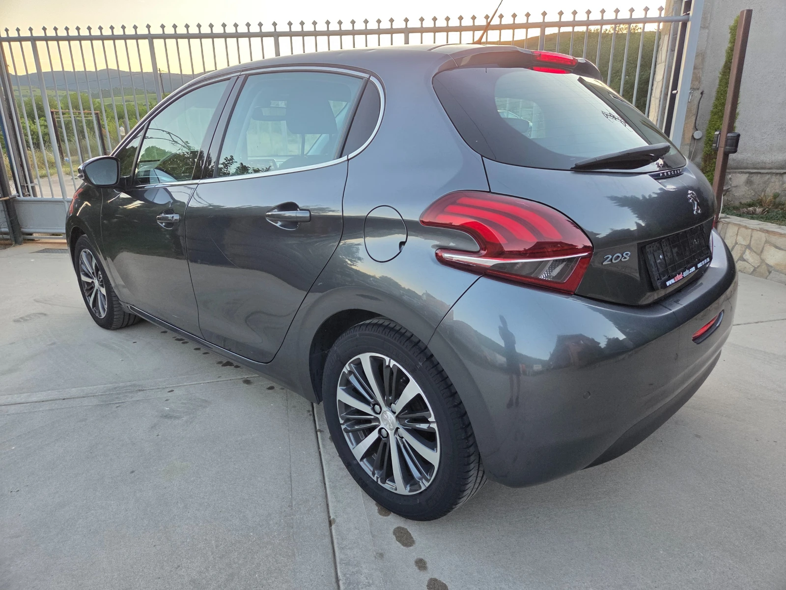Peugeot 208 1.2    38 000km, снимка 6 - Автомобили и джипове - 54721654