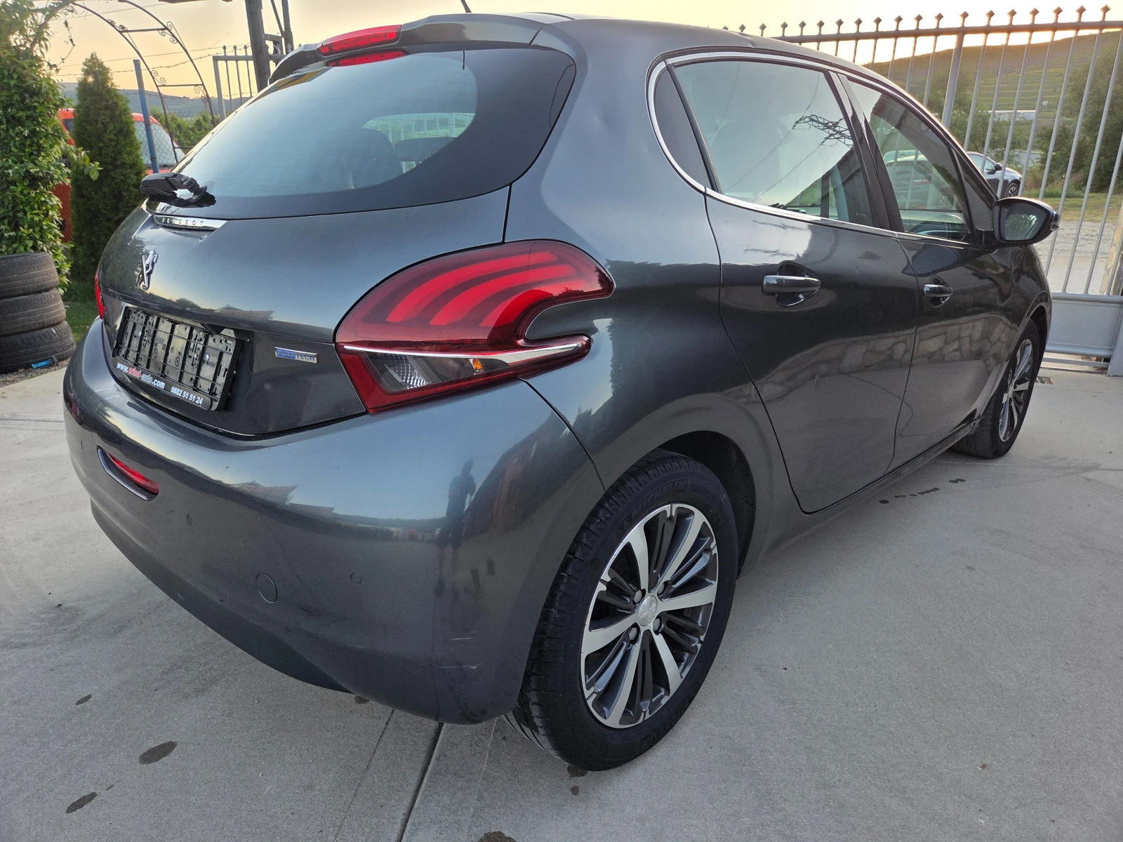Peugeot 208 1.2    38 000km, снимка 4 - Автомобили и джипове - 54721654