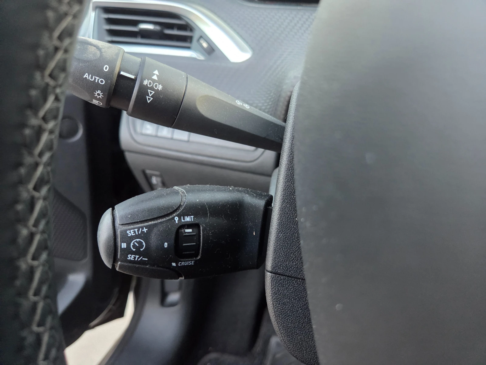 Peugeot 208 1.2    38 000km, снимка 12 - Автомобили и джипове - 54721654