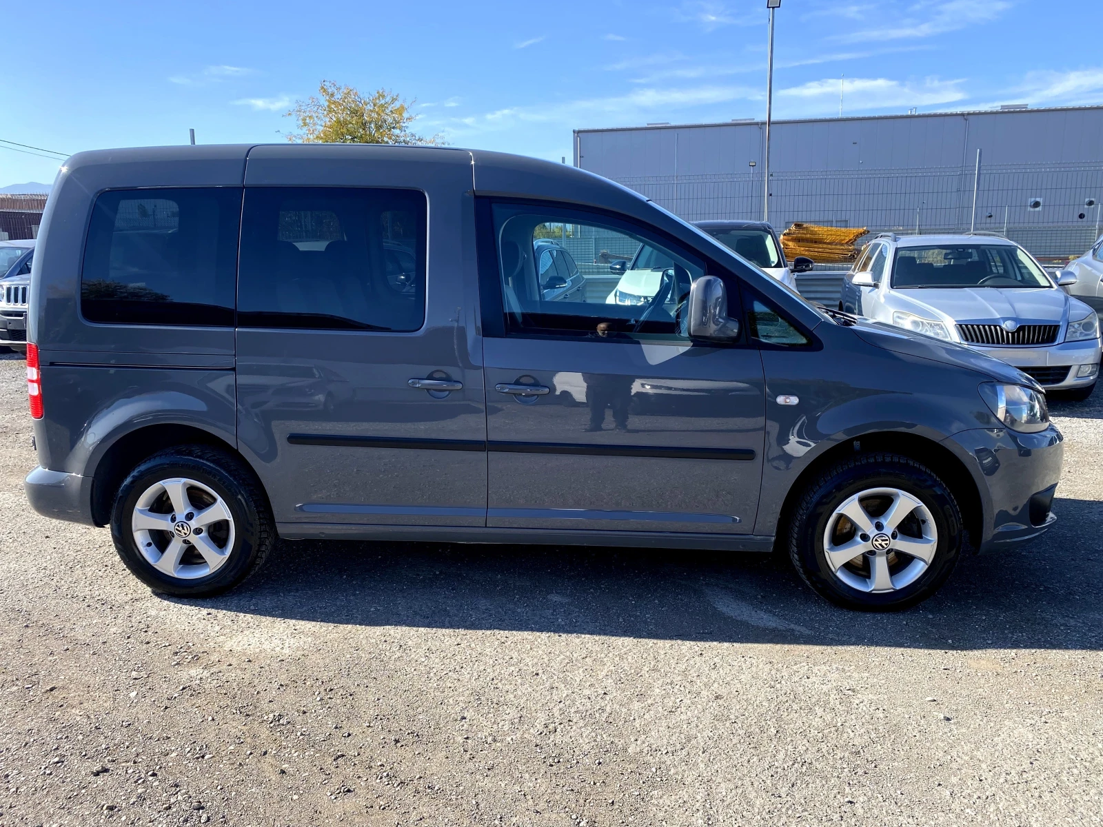 VW Caddy 1.6TDi 4+ 1м. Automatic, снимка 2 - Автомобили и джипове - 56562342