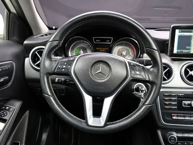 Mercedes-Benz GLA 200 Cdi, снимка 13 - Автомобили и джипове - 54959963
