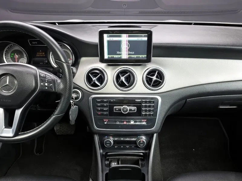 Mercedes-Benz GLA 200 Cdi, снимка 14 - Автомобили и джипове - 54959963