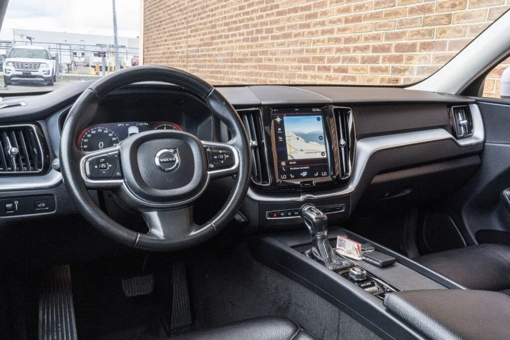 Volvo XC60 T6 MOMENTUM* DISTRONIC* PANORAMA* КАМЕРА* ПОДГРЕВ*, снимка 9 - Автомобили и джипове - 54631980