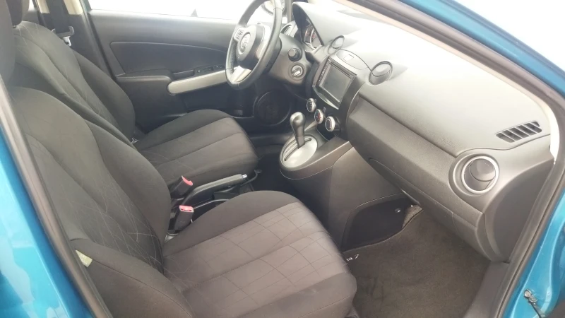 Mazda 2 1.5i Автоматик Швейцария, снимка 11 - Автомобили и джипове - 48849100