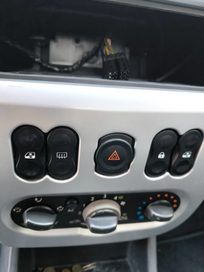 Dacia Sandero 1.4 LPG, снимка 5 - Автомобили и джипове - 52909934