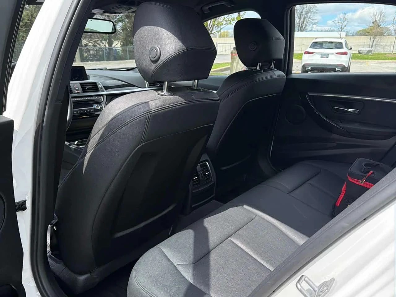 BMW 330 * 330i xDrive * CARFAX * ЦЕНА ДО БГ, снимка 17 - Автомобили и джипове - 54400029