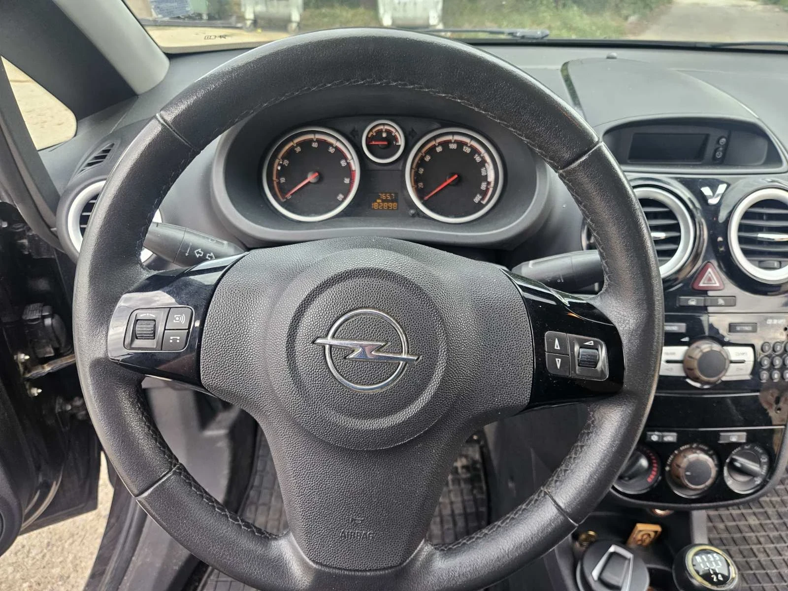 Opel Corsa 1.4i, снимка 7 - Автомобили и джипове - 56085342