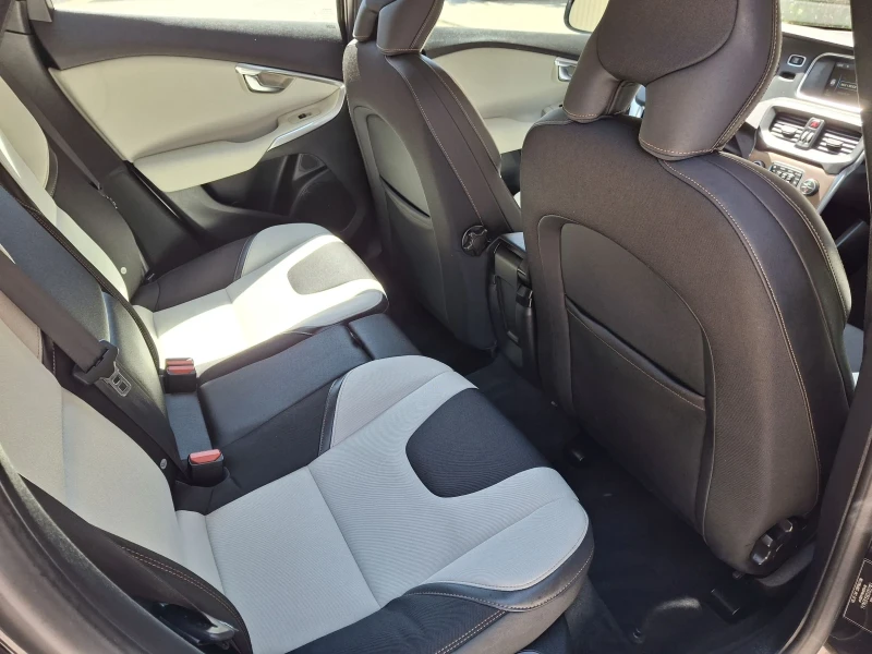 Volvo V40 Cross Country 2.5 T5 AWD Swiss, снимка 12 - Автомобили и джипове - 51316978