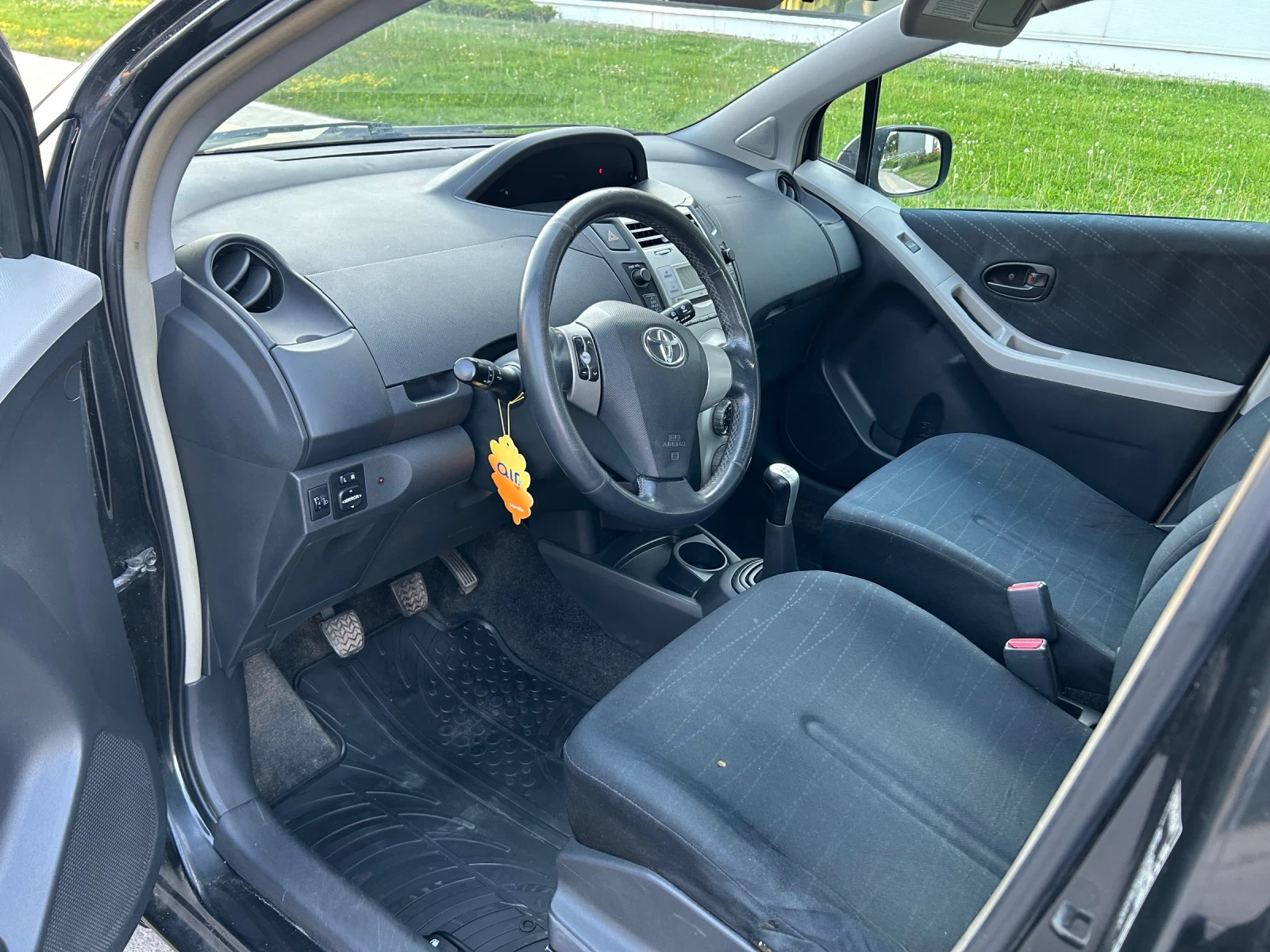 Toyota Yaris 1.3 бензин, снимка 6 - Автомобили и джипове - 55533486