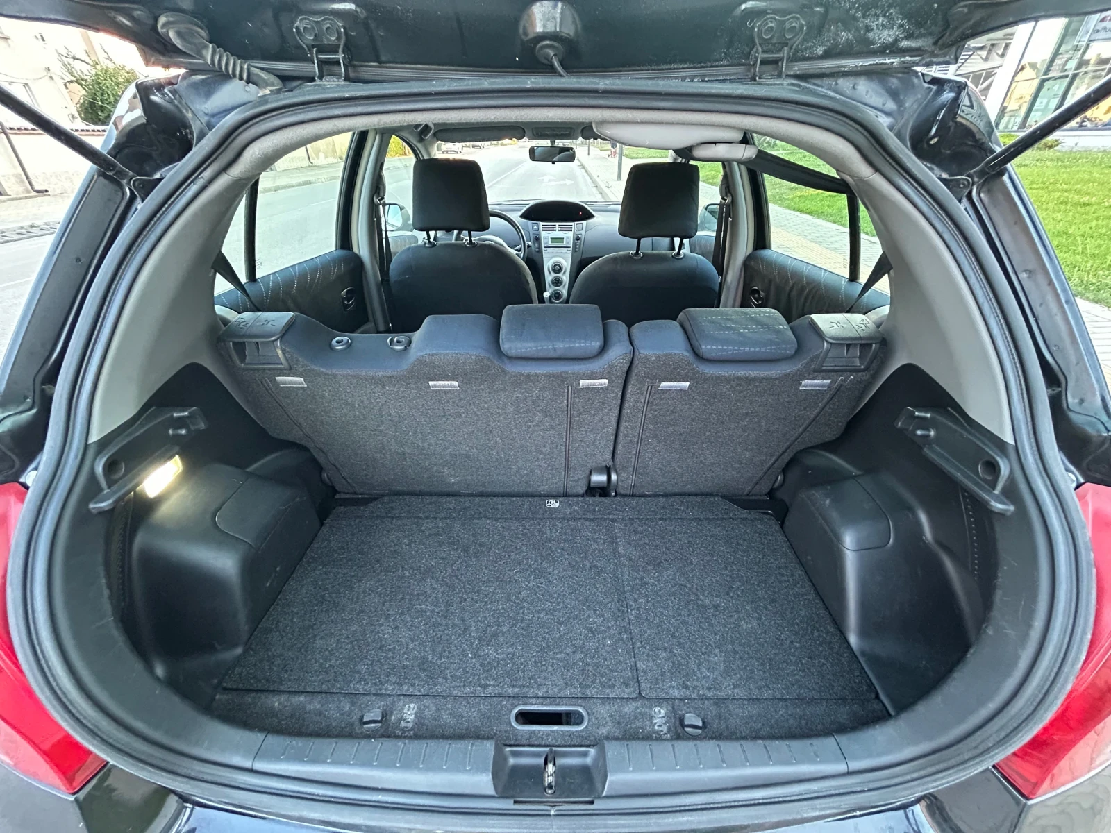 Toyota Yaris 1.3 бензин, снимка 9 - Автомобили и джипове - 55533486