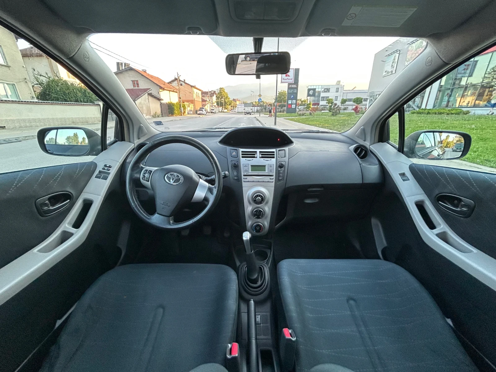 Toyota Yaris 1.3 бензин, снимка 5 - Автомобили и джипове - 55533486