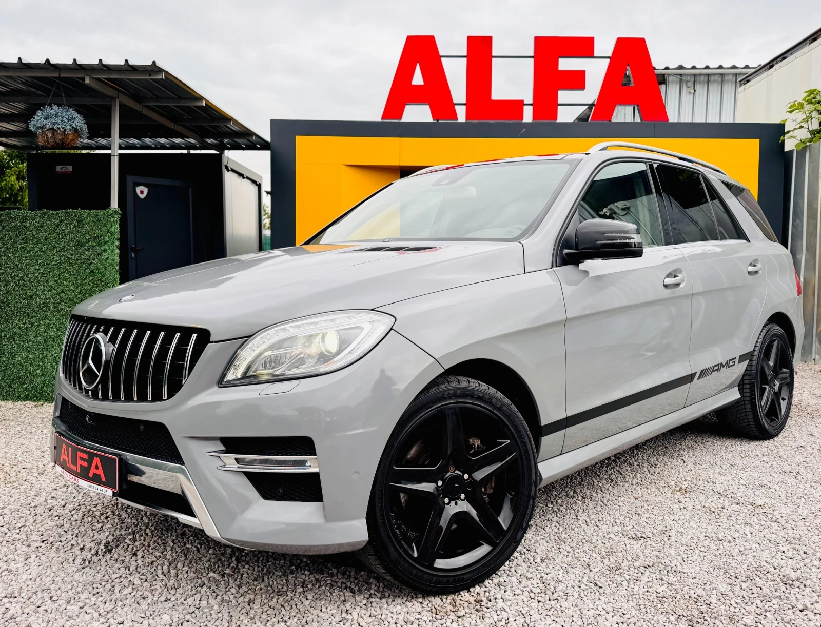 Mercedes-Benz ML 350 d/AMG+ /NADRO GREY/ВС.ЕКСТРИ/ТОП ИЗПЪЛНЕНИЕ///, снимка 2 - Автомобили и джипове - 54651656