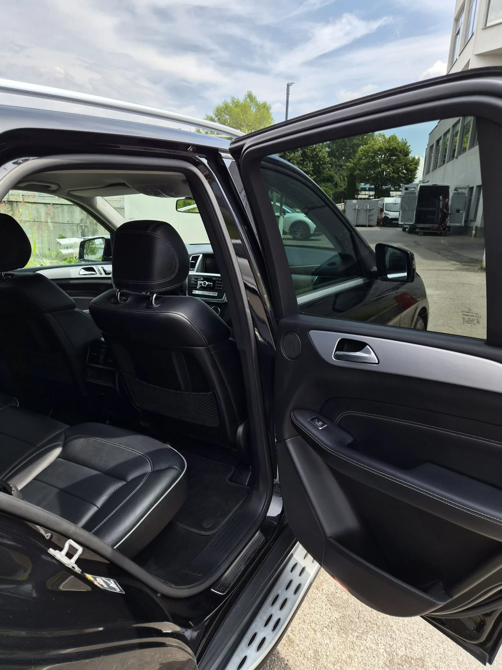 Mercedes-Benz ML 350 AMG PACK, DISTRONIC PLUS, INTELLIGENT LED, BLIND S, снимка 11 - Автомобили и джипове - 55313421