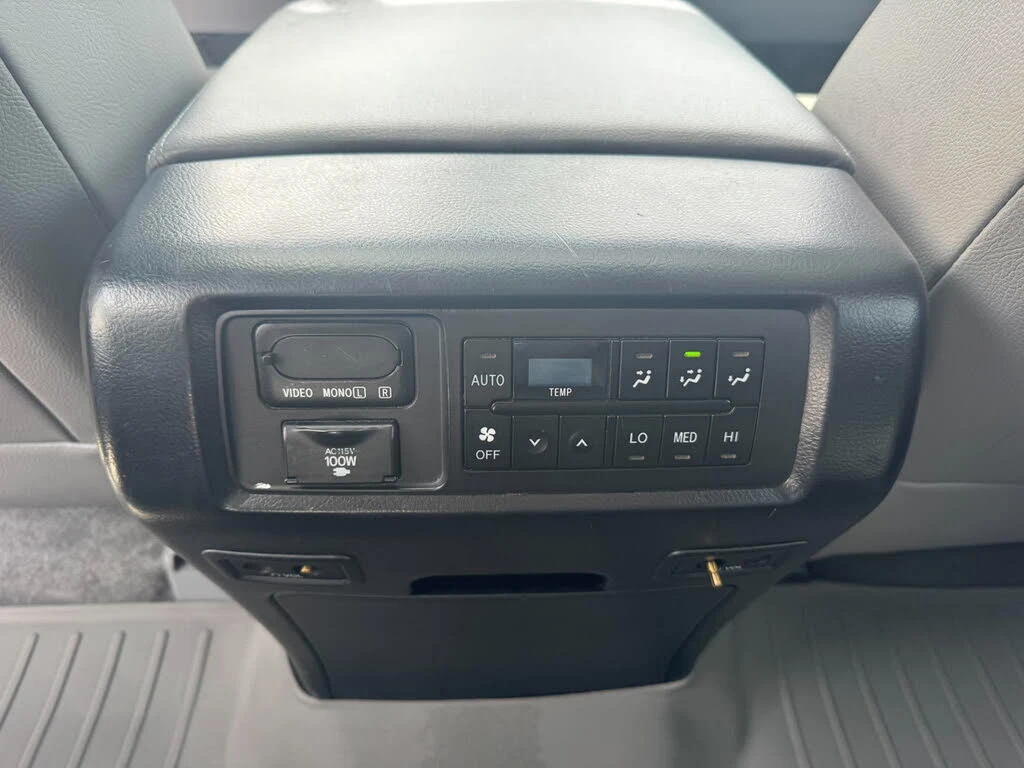 Toyota Sequoia PLATINUM* 5.7 V8* ОБДУХ* ЧЕРНА ОПТИКА* КРАЙНА ЦЕНА, снимка 15 - Автомобили и джипове - 56043661