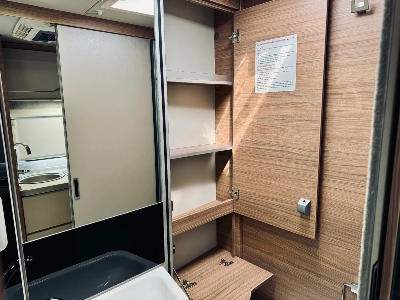 Кемпер Knaus Van I 650 MEG, снимка 14 - Каравани и кемпери - 52795570