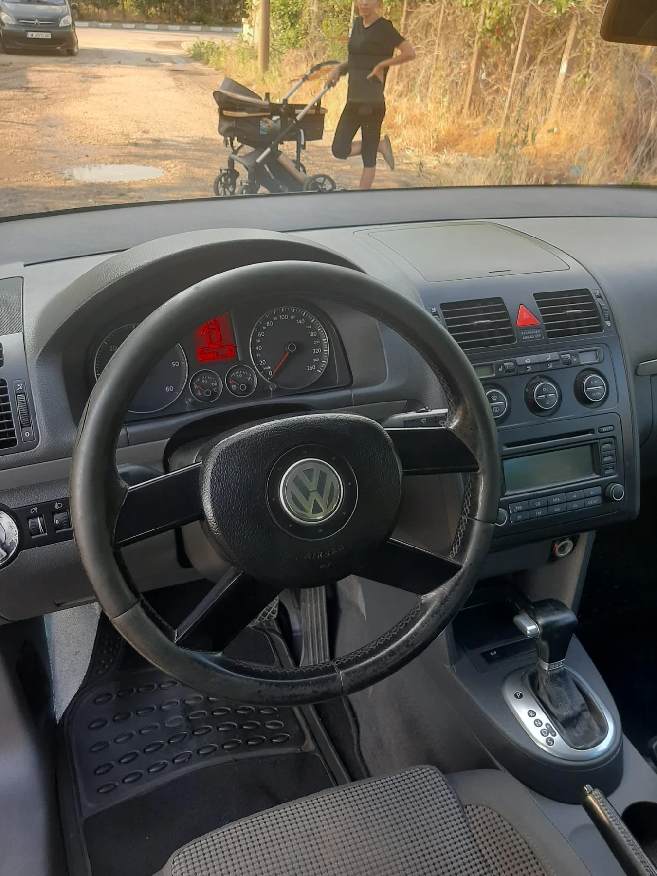 VW Touran 2.0tdi, снимка 6 - Автомобили и джипове - 54004308