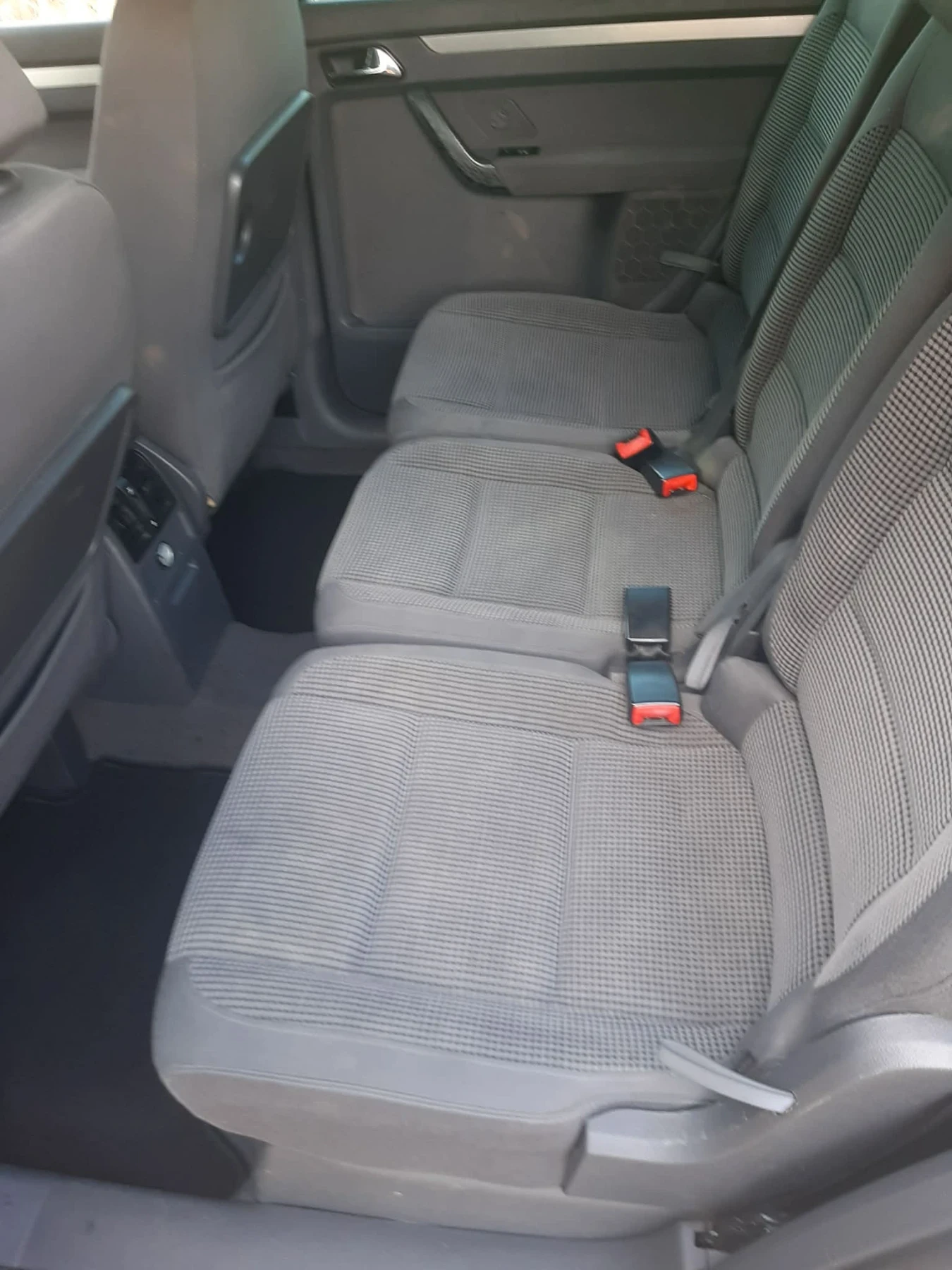 VW Touran 2.0tdi, снимка 7 - Автомобили и джипове - 54004308