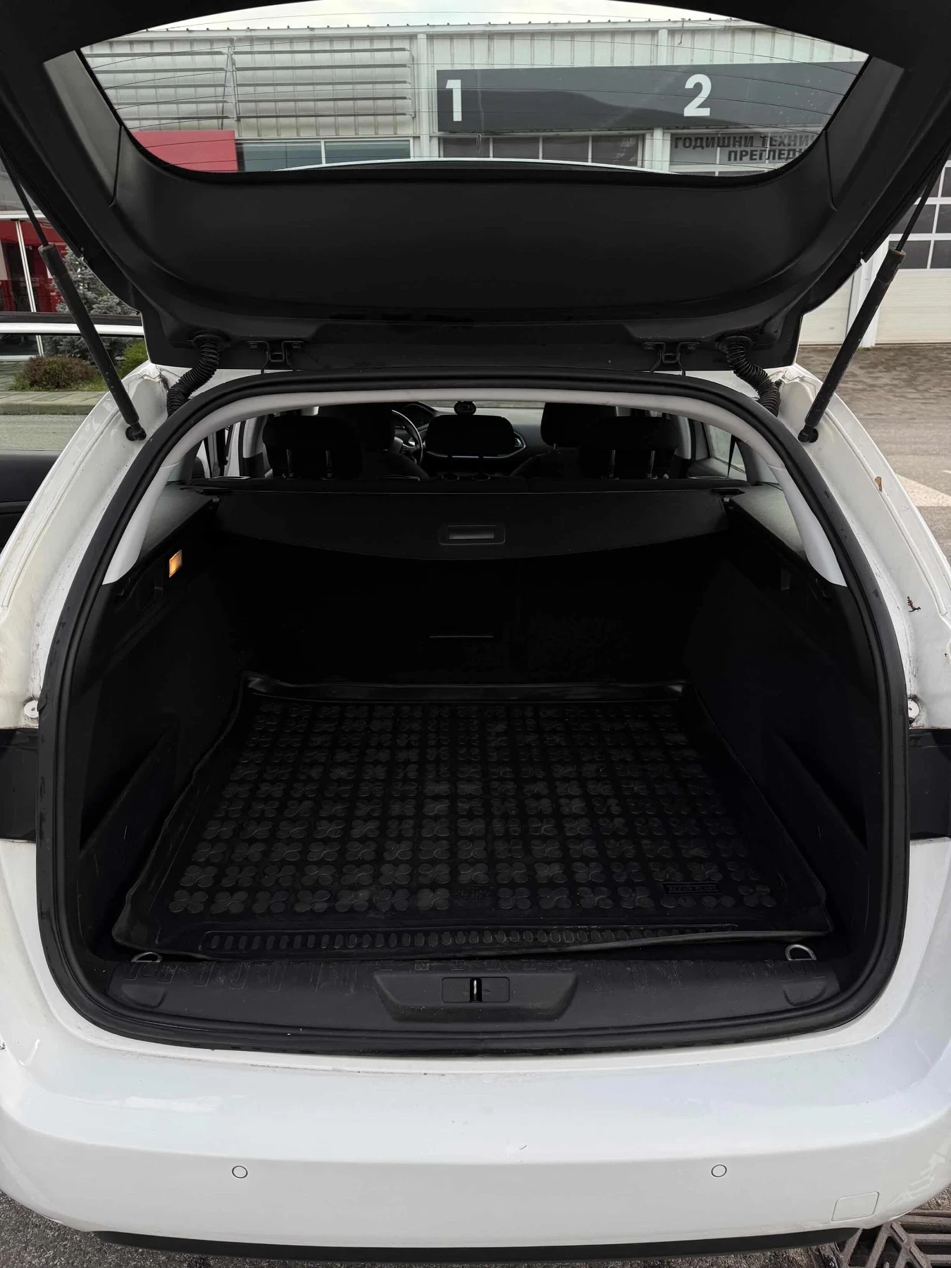 Peugeot 308 1.6 ДИЗЕЛ, снимка 16 - Автомобили и джипове - 54173395