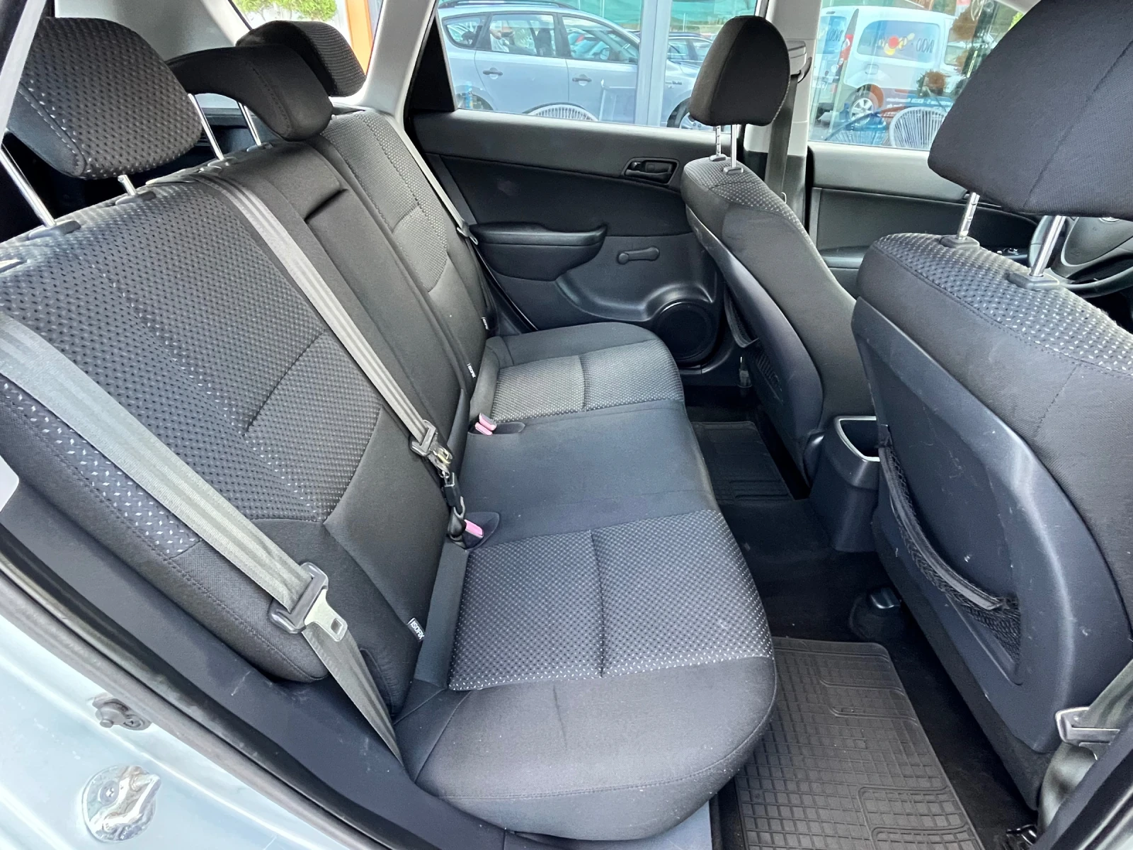 Hyundai I30 1.6CRDi Обслужена, снимка 13 - Автомобили и джипове - 55687807