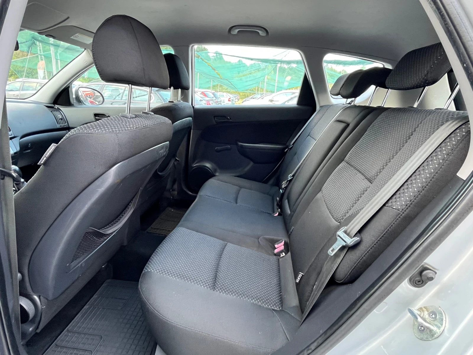 Hyundai I30 1.6CRDi Обслужена, снимка 12 - Автомобили и джипове - 55687807