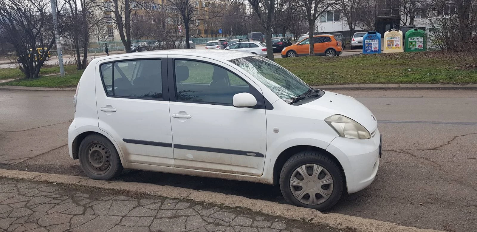 Daihatsu Sirion 4x4, снимка 4 - Автомобили и джипове - 55710226