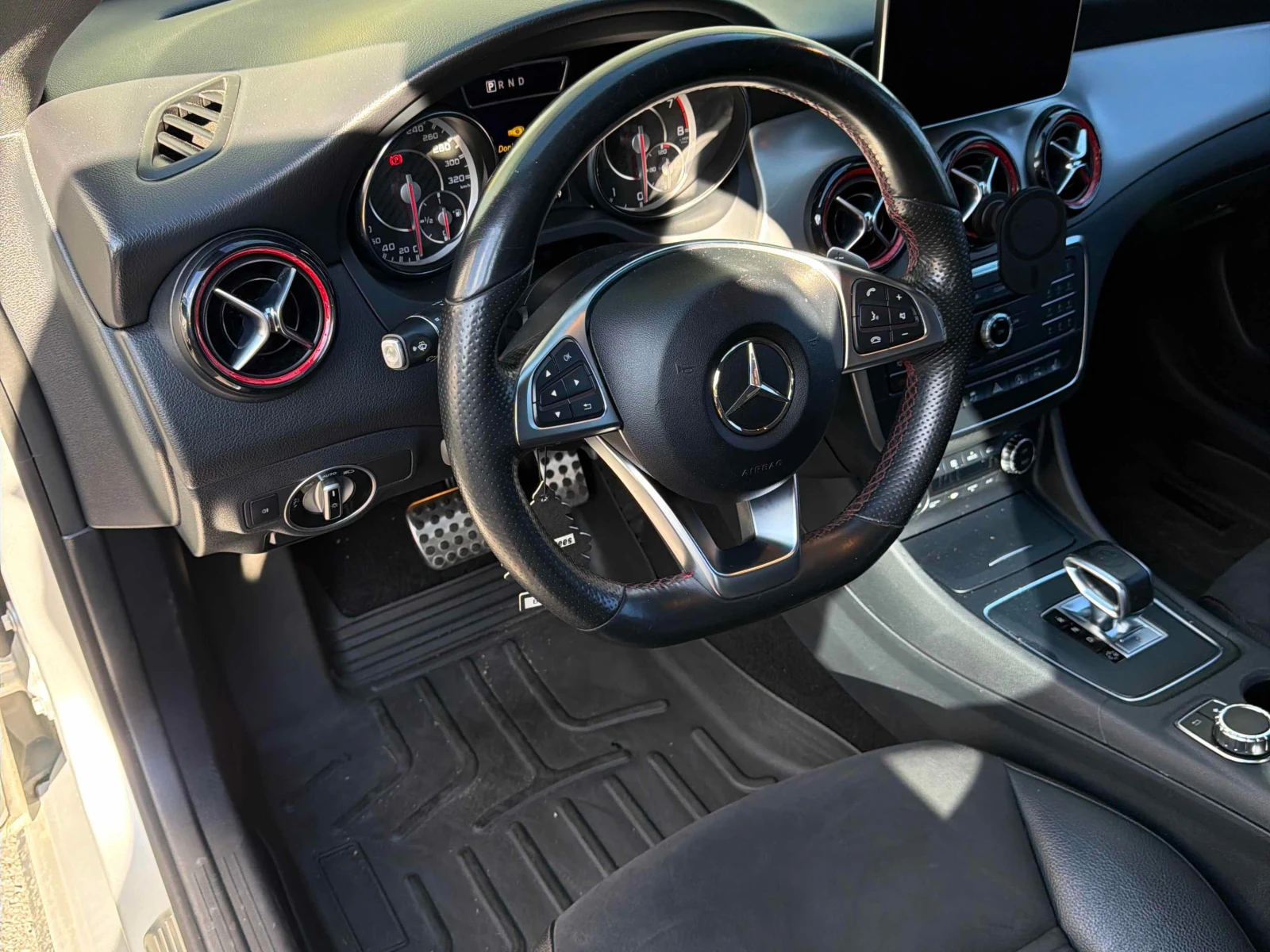 Mercedes-Benz CLA 45 AMG Harman Kardon / CARFAX / АВТОКРЕДИТ , снимка 5 - Автомобили и джипове - 55812225