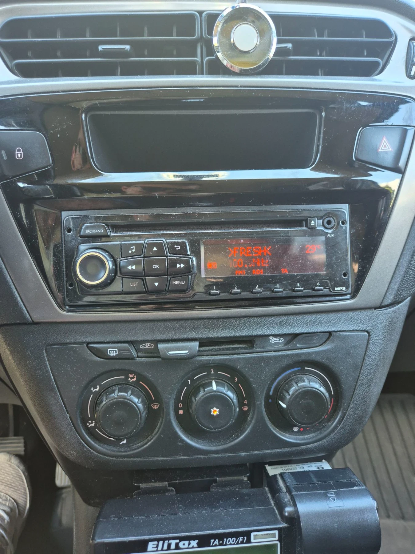 Peugeot 301 1.2 Газ/Бензин, снимка 11 - Автомобили и джипове - 55980579