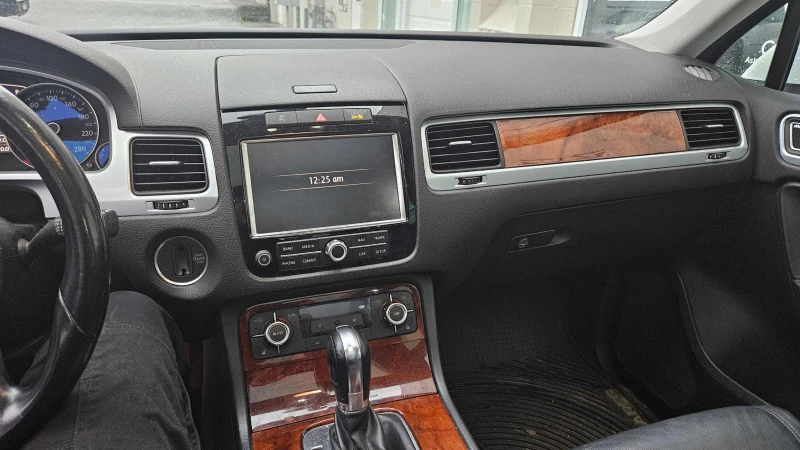 VW Touareg TDI* PANO* ПОДГРЕВ* KEYLESS* , снимка 8 - Автомобили и джипове - 53480324