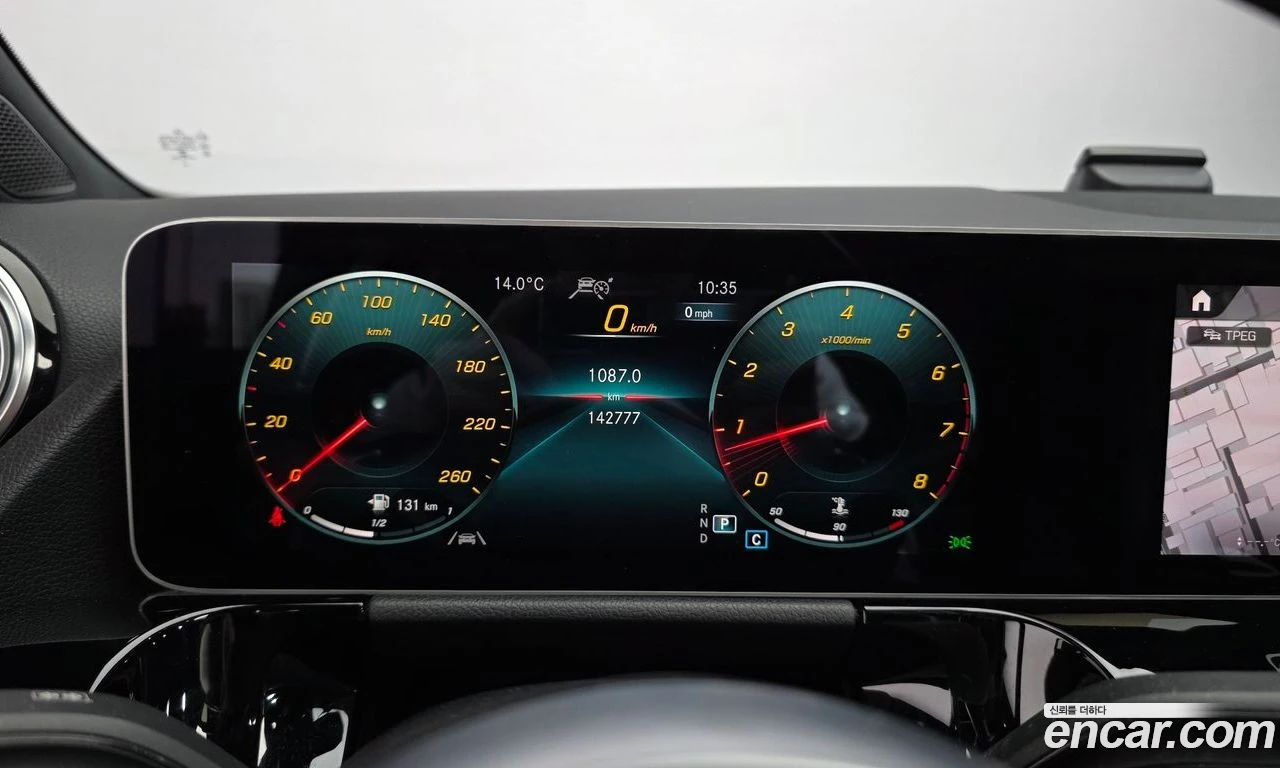 Mercedes-Benz GLA 250 * Подгрев* Панорама* Камера* М.Точка* , снимка 8 - Автомобили и джипове - 56062260