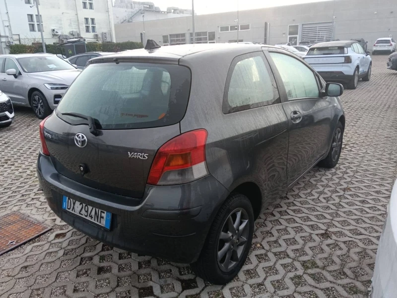 Toyota Yaris 1.0i, снимка 3 - Автомобили и джипове - 48454242