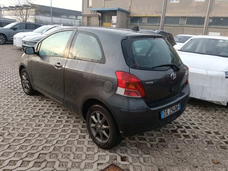 Toyota Yaris 1.0i, снимка 4 - Автомобили и джипове - 48454242