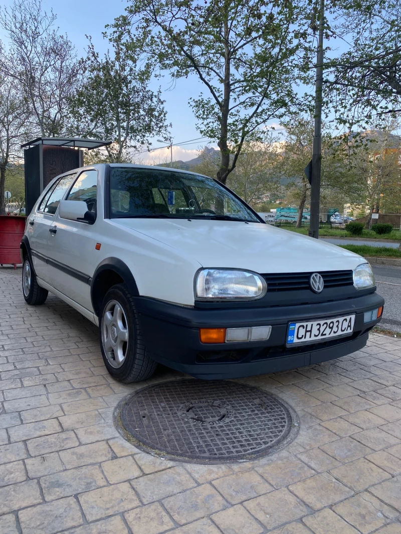 VW Golf 1.8 моно, снимка 2 - Автомобили и джипове - 53528228