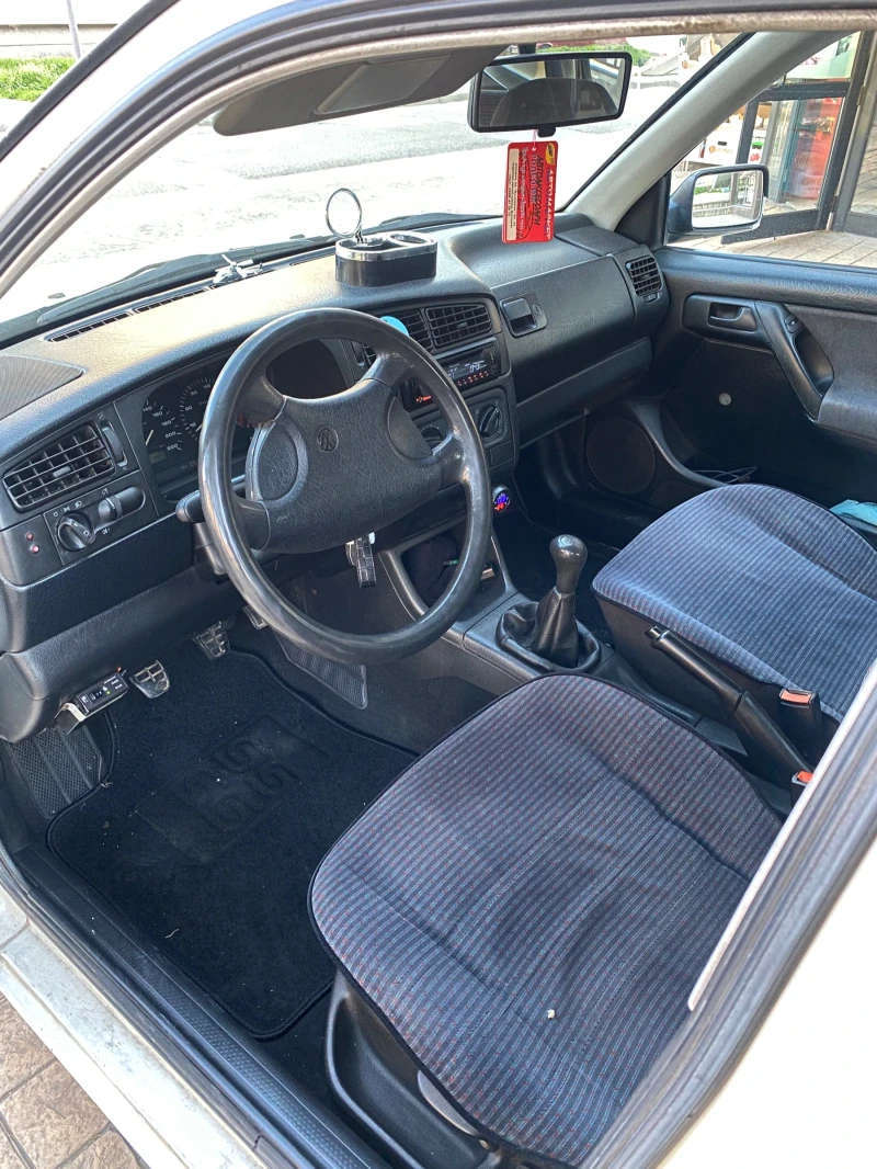VW Golf 1.8 моно, снимка 9 - Автомобили и джипове - 53528228