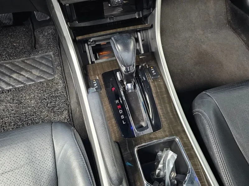 Honda Accord 2.4 Бензин, снимка 8 - Автомобили и джипове - 55568741