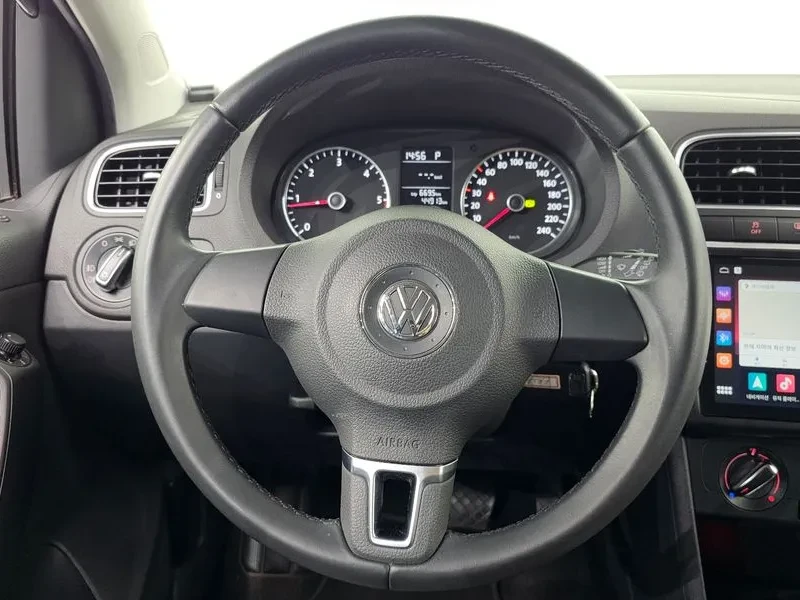 VW Polo 1.6 Tdi R-Line, снимка 13 - Автомобили и джипове - 56068517
